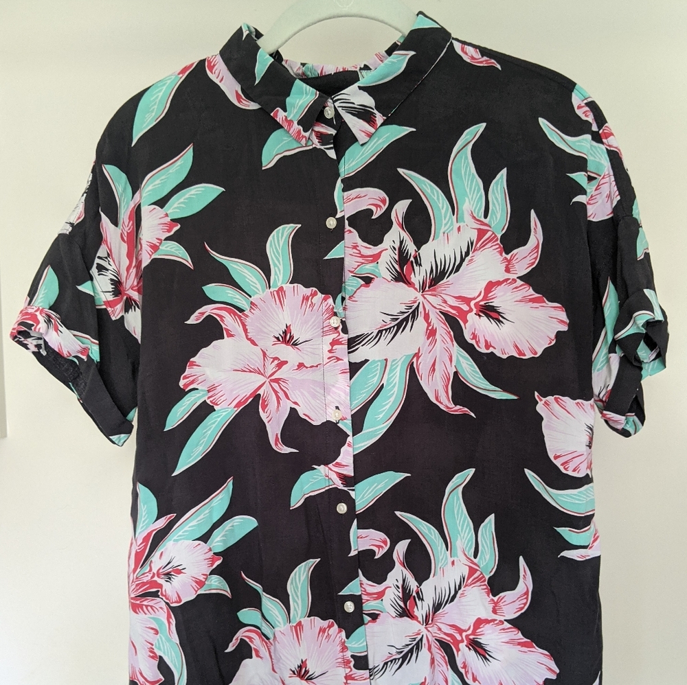Levi's Hawaiian Button-Up Shirt in Medium. 🌺🌴